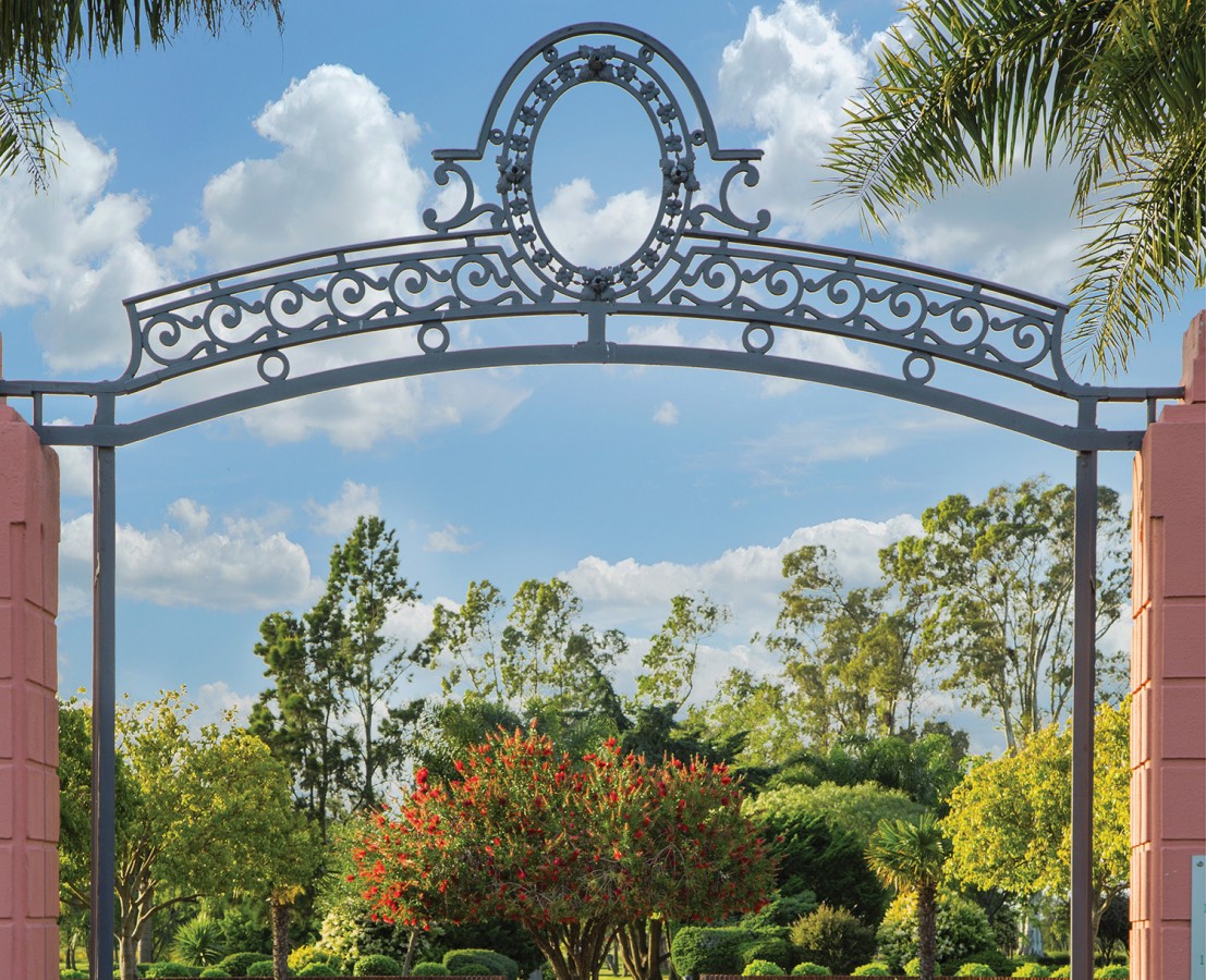 Pórtico de entrada a los Jardines de Mater Terra
